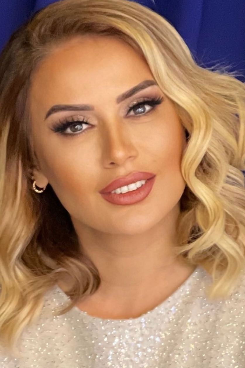 Roza Zərgərli backdrop