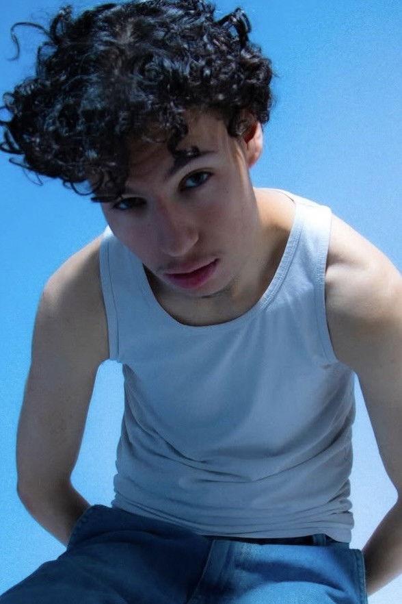 Noé Anseur backdrop