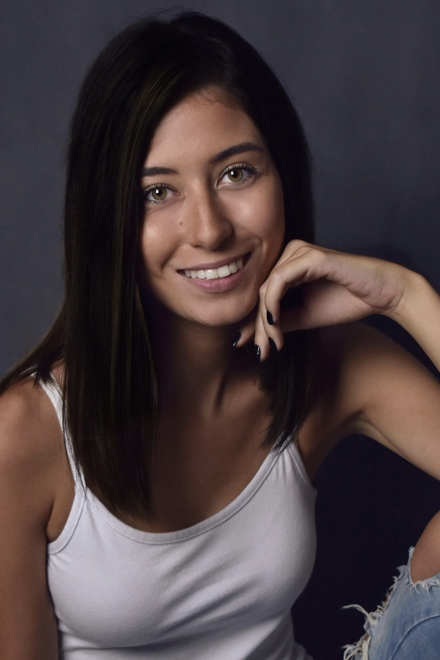 Taísa Luciano backdrop