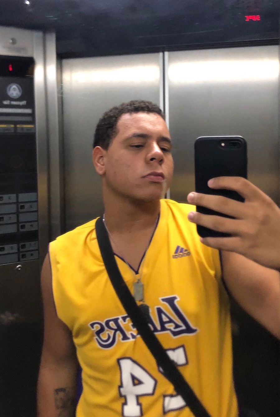 Eduardo Santo Barro backdrop