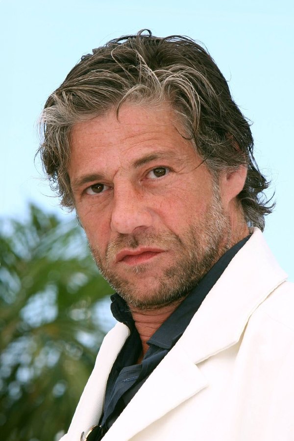 Birol Ünel backdrop