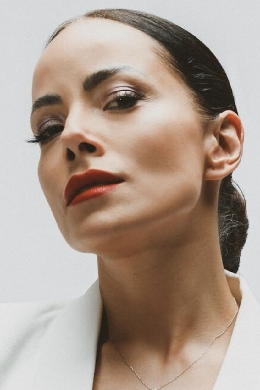 Nina Žižić backdrop