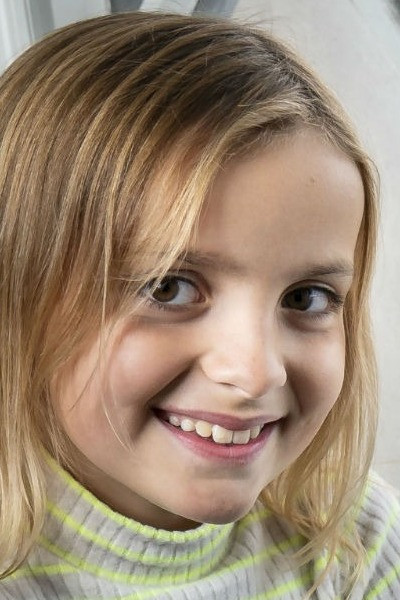 Selma Sol in Dali Pape backdrop