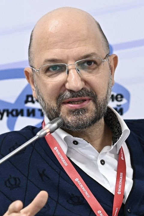 Alexander Belenov backdrop