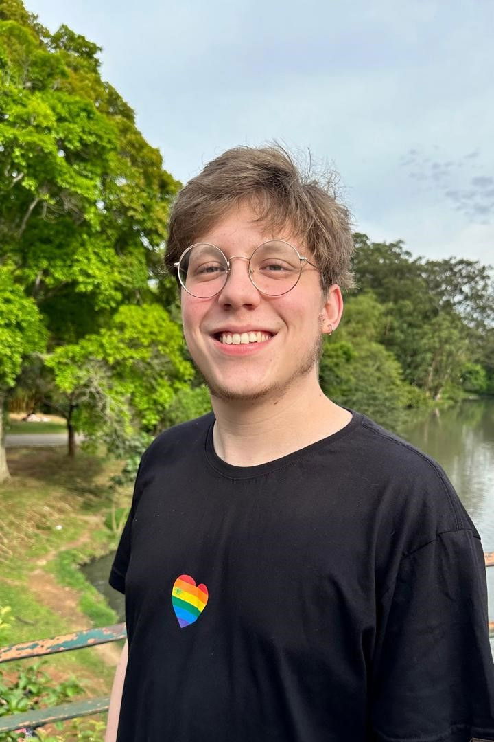 Pedro Bertozzi backdrop