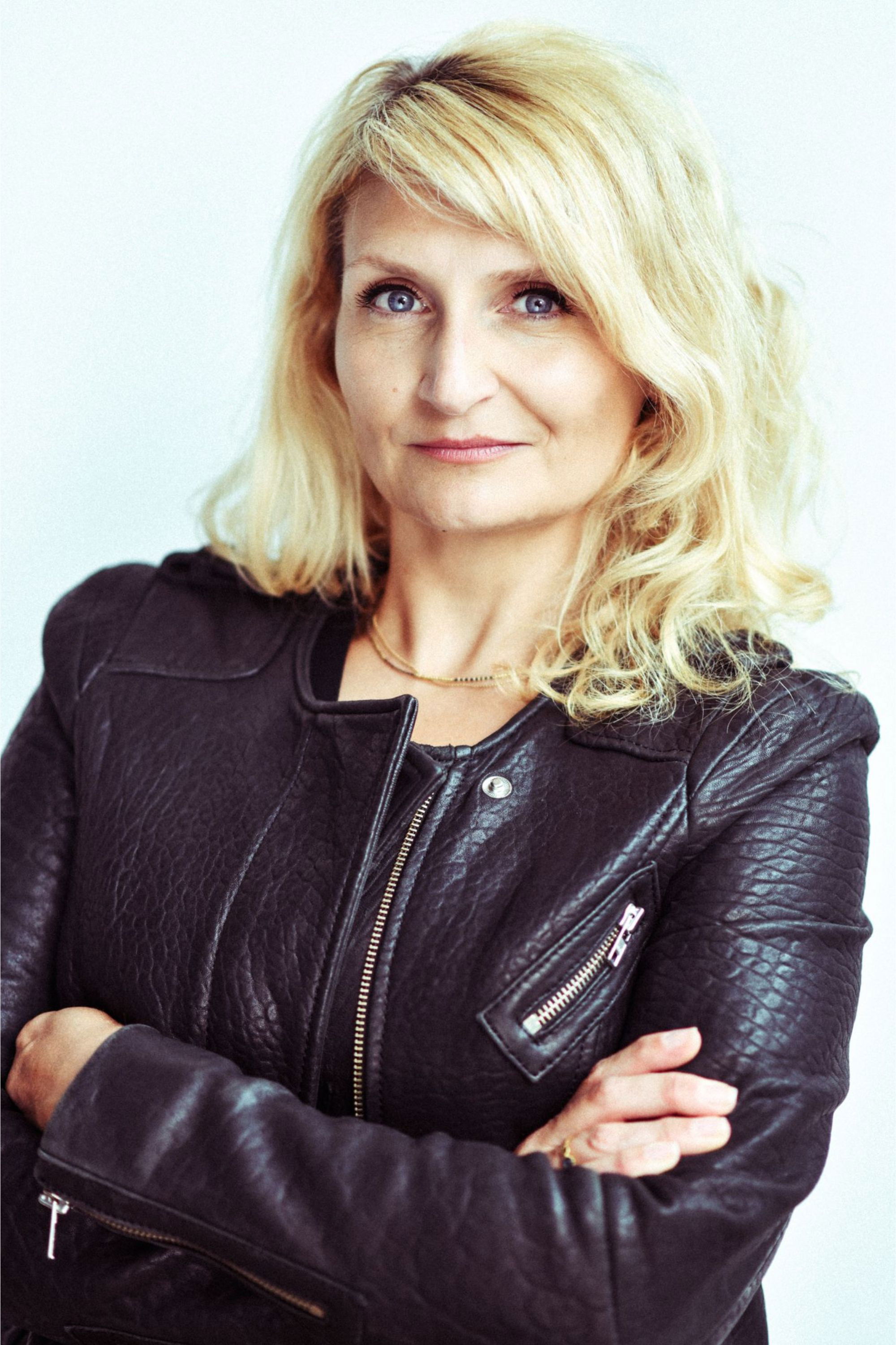 Elodie Decker backdrop