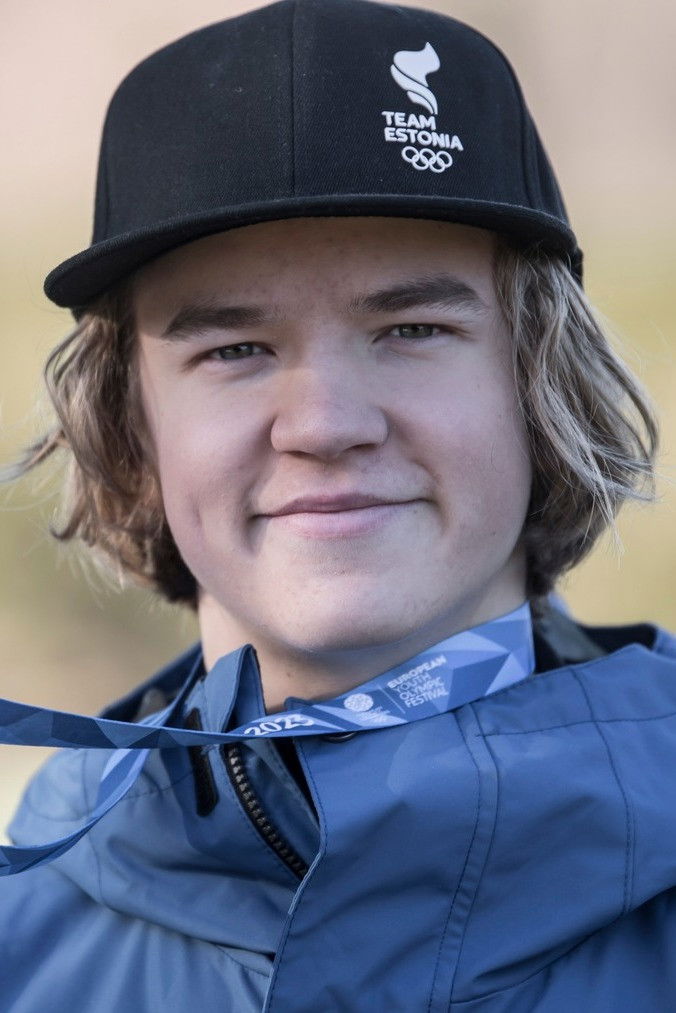 Henry Sildaru backdrop