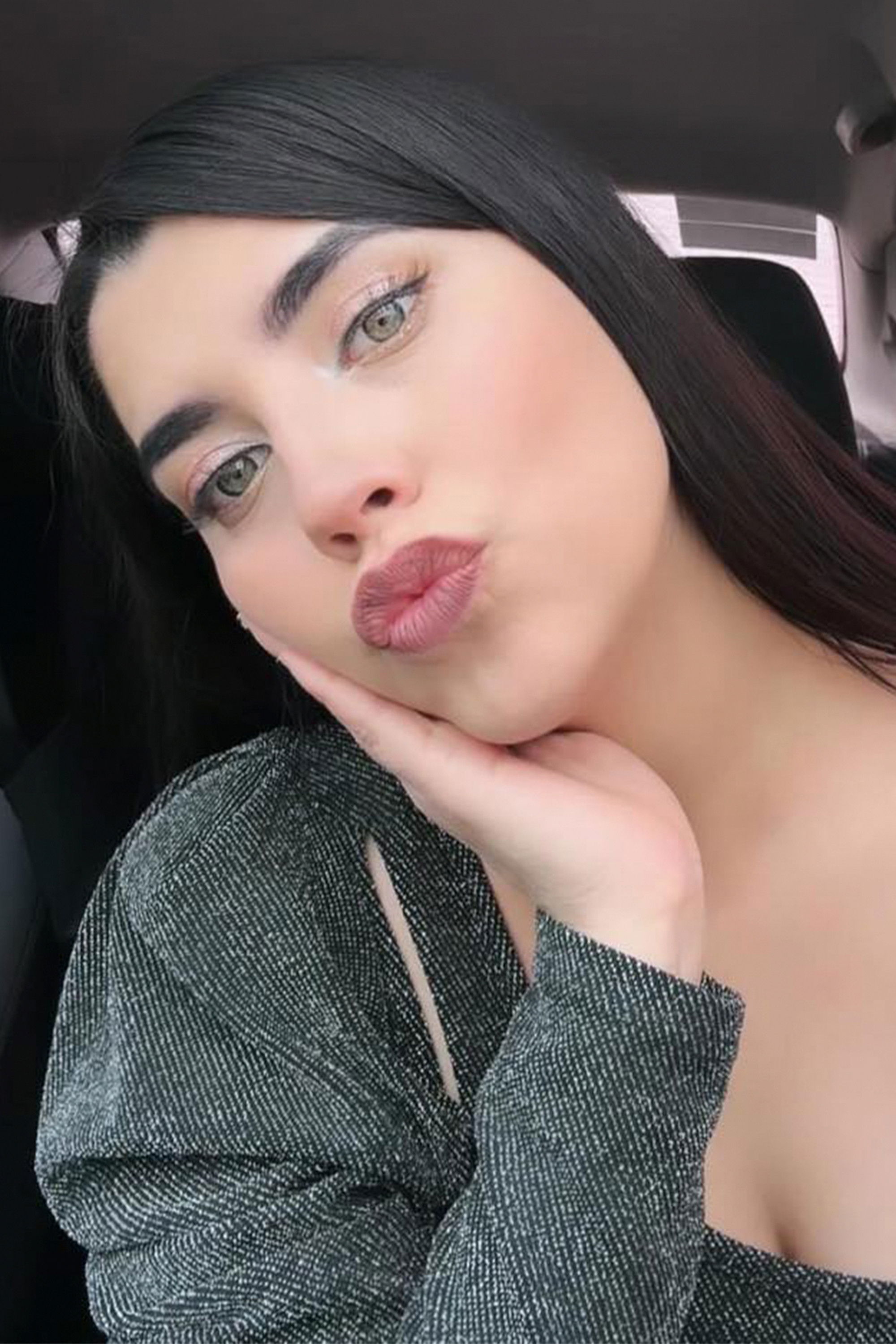 Yahan González backdrop