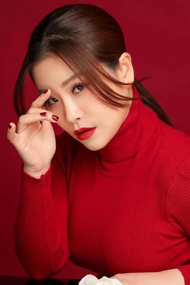 Kiều Linh backdrop