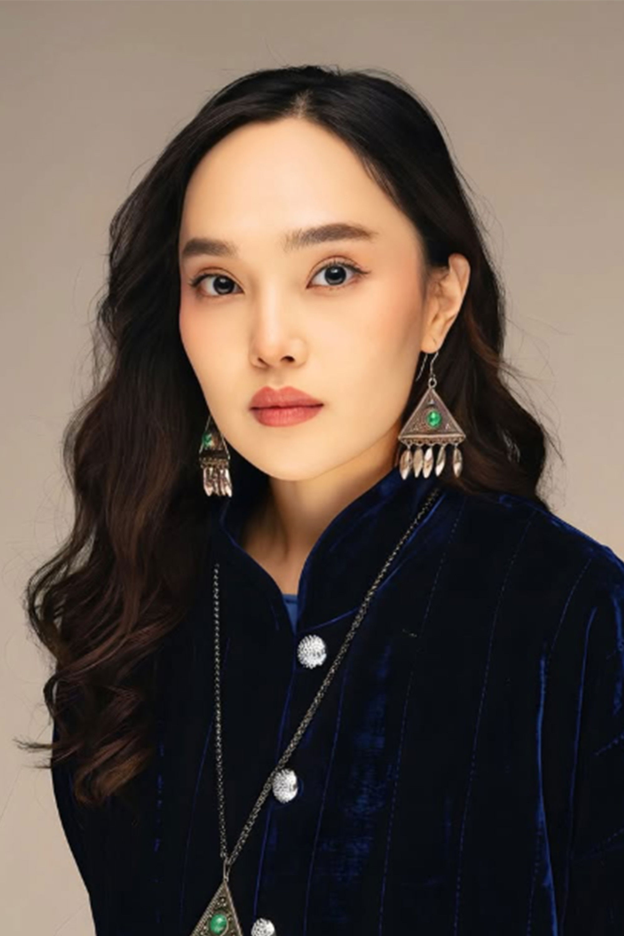 Aizhuldyz Adaibekova backdrop