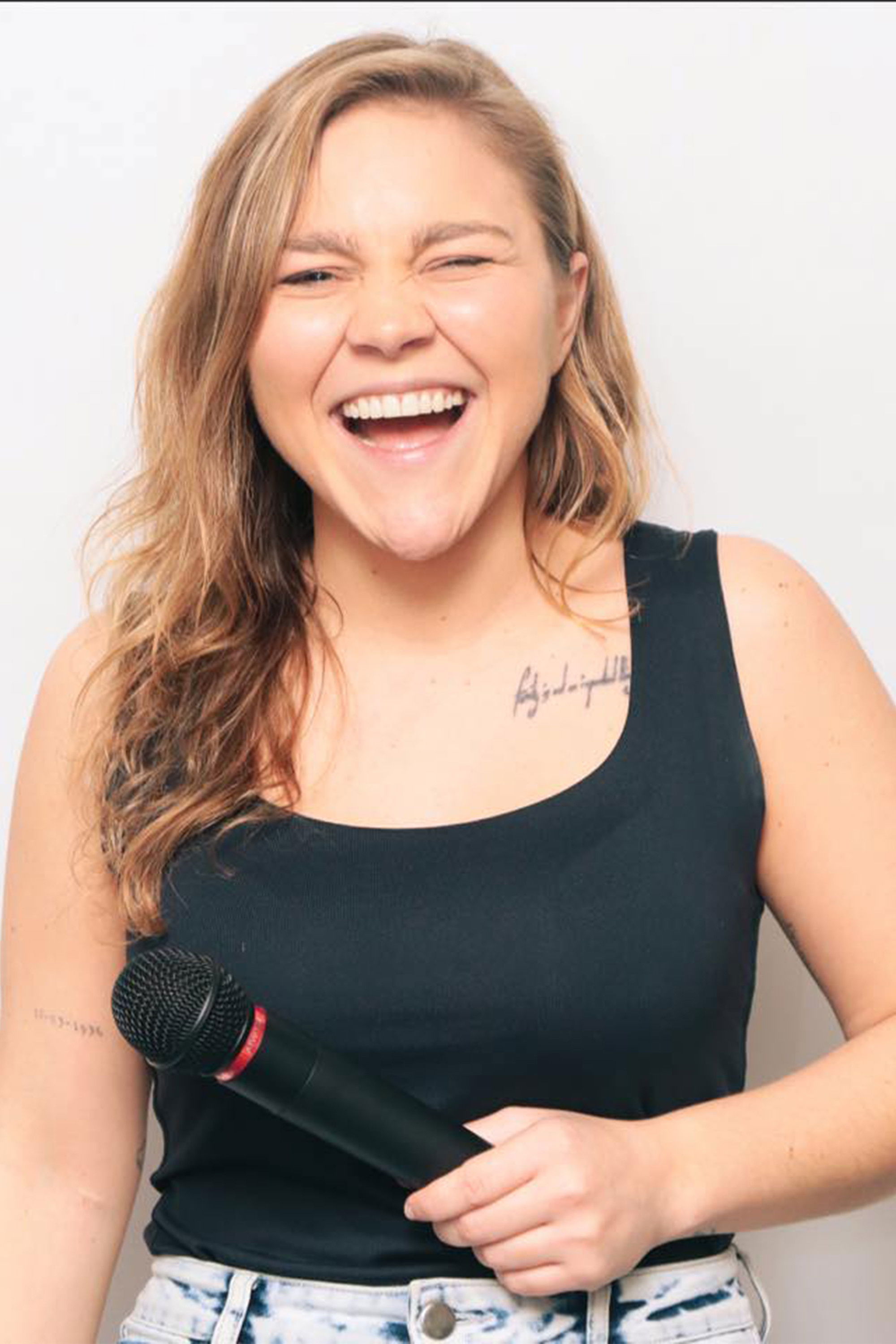 Carol Branco backdrop