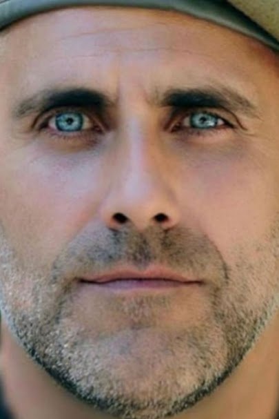 Alejandro León backdrop