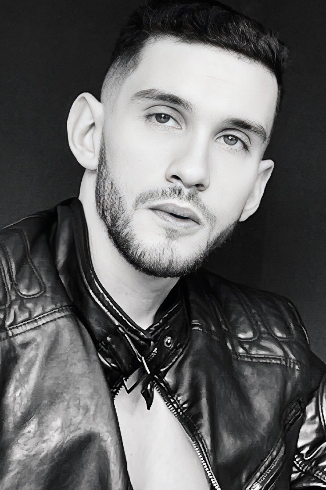 Daniel Ávila backdrop