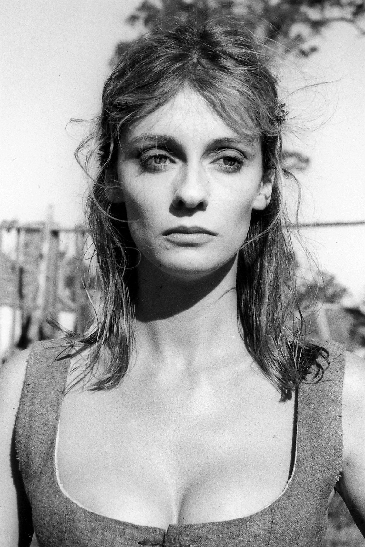 Angela Punch McGregor: Anxhela Panç Mëkregor backdrop