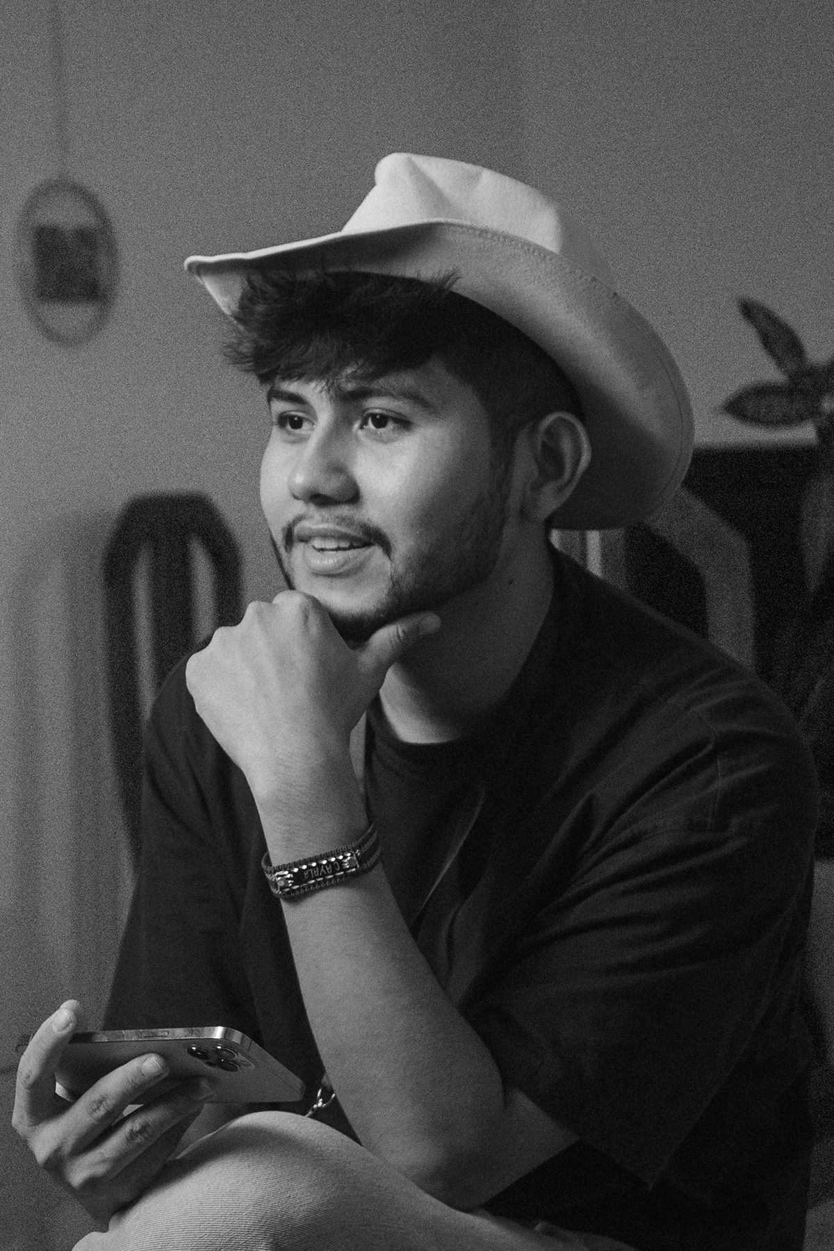 Daniel Morán backdrop