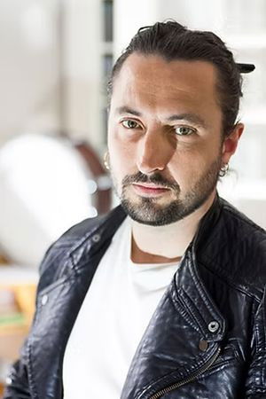 Lorenzo Bello backdrop