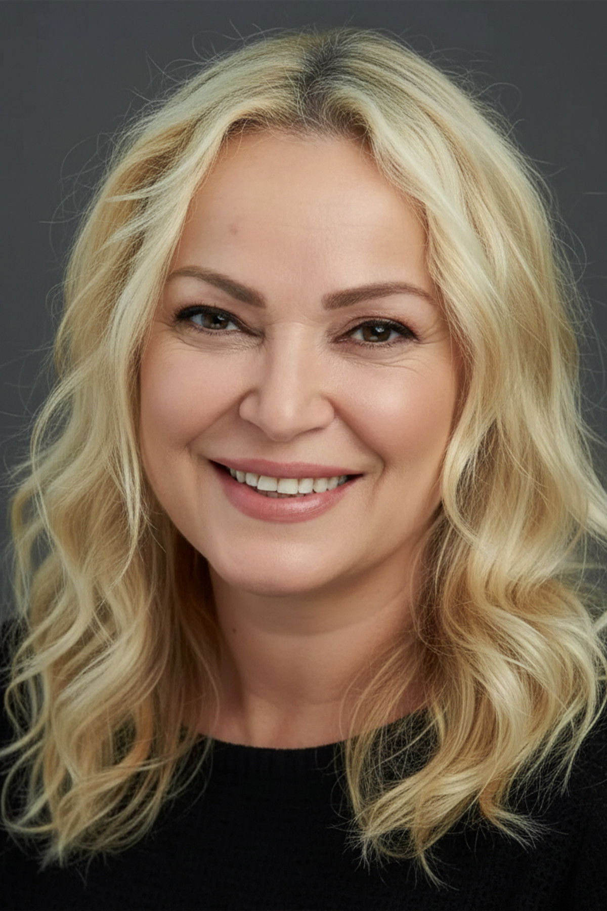 Leyla Adalı backdrop