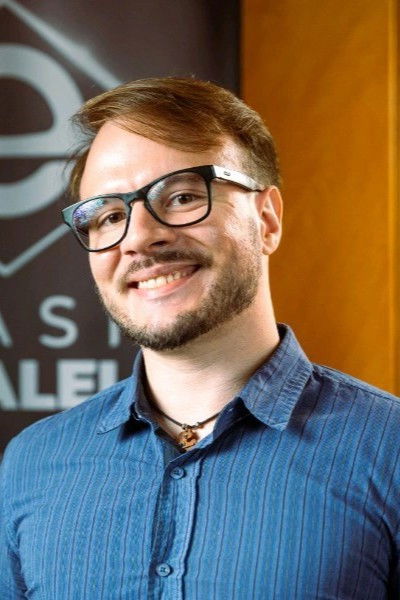 Henrique B. Omegna backdrop