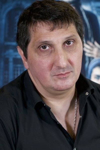 Gustavo Hernández backdrop