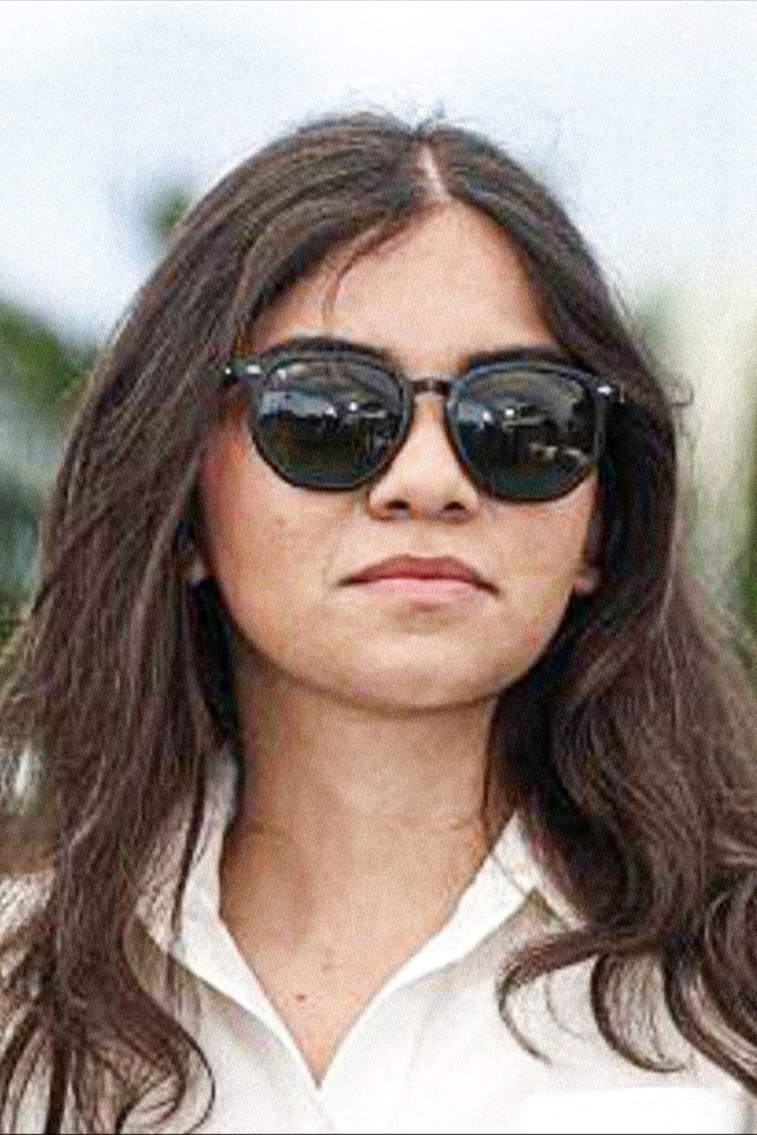 Hadis Paak Baten backdrop