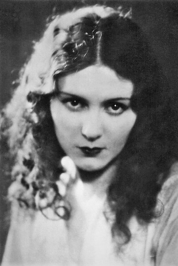 Renée Héribel backdrop