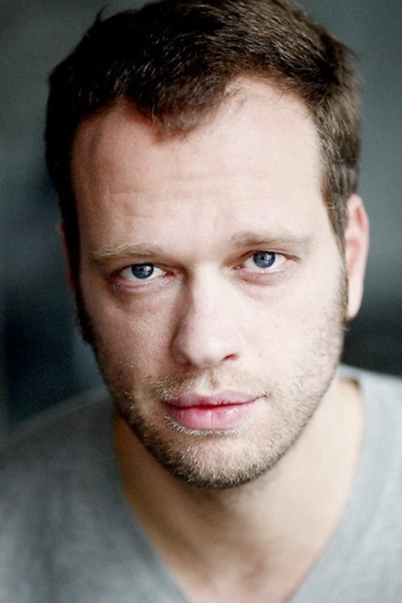 Hervé Lassïnce backdrop