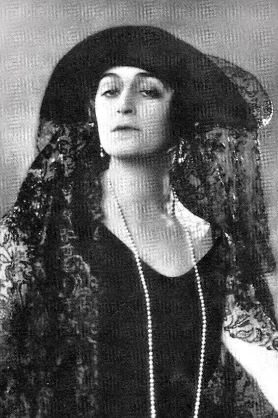 Diana Karenne backdrop