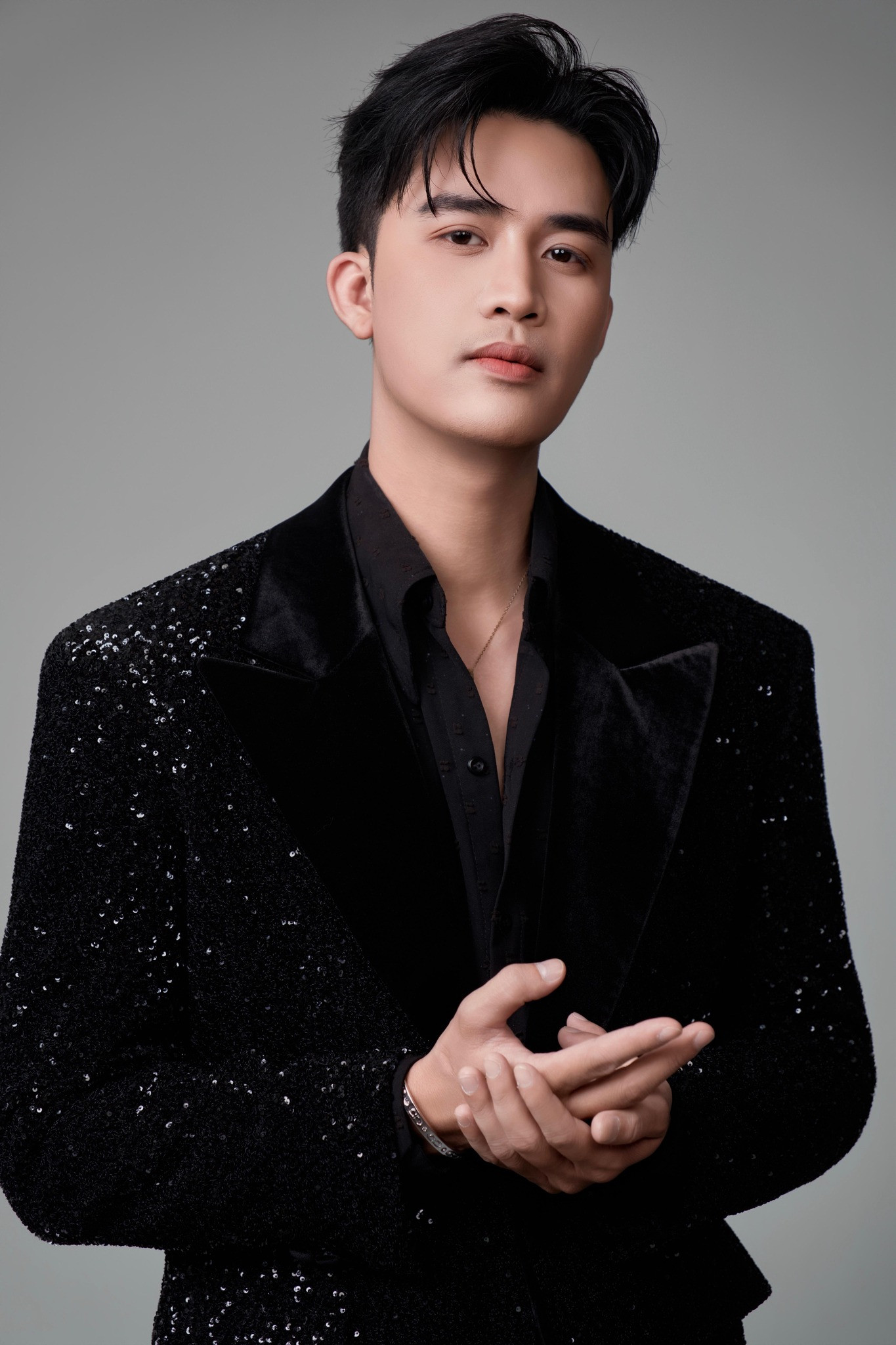 Trung Tuấn backdrop