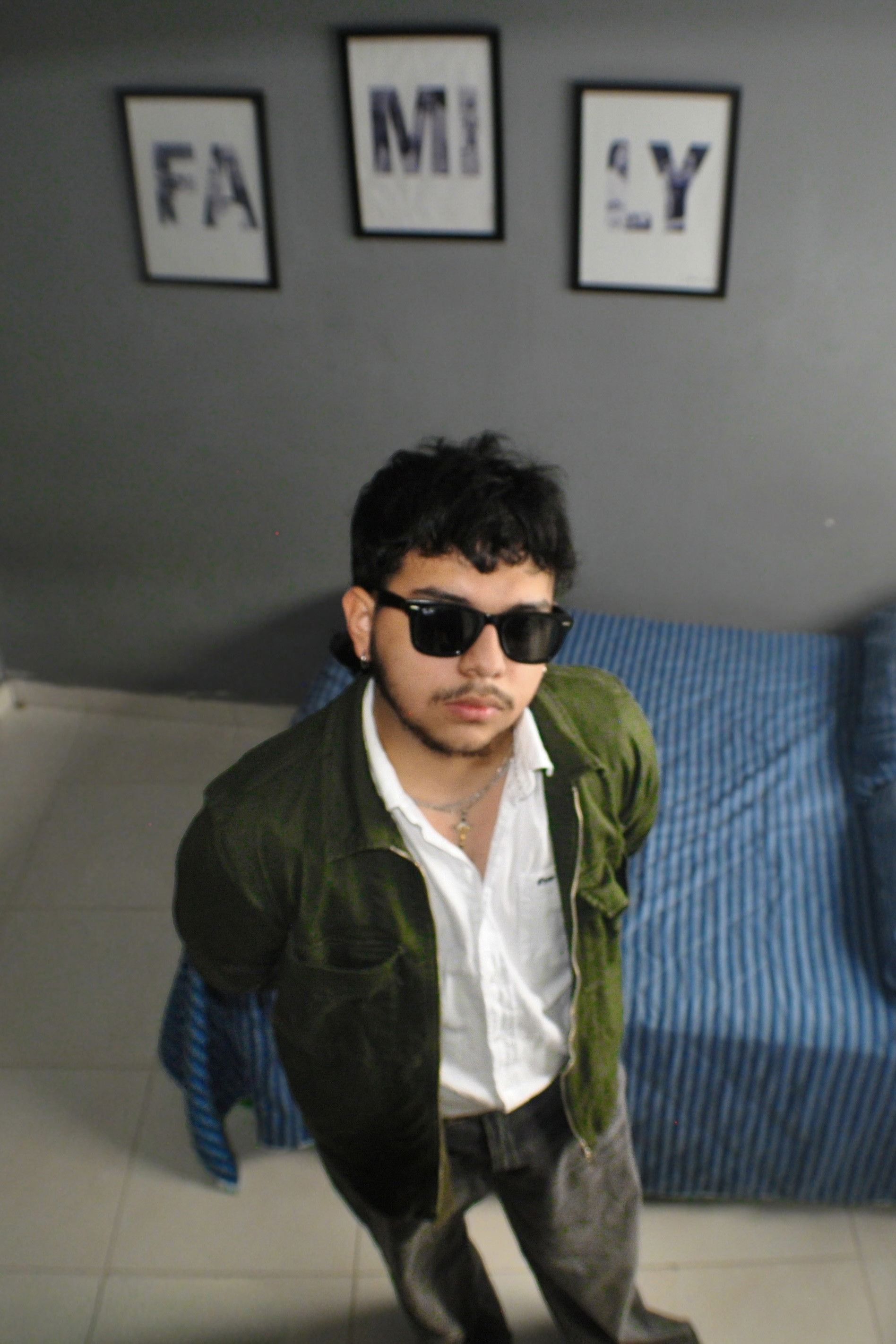 Andrés Certuche backdrop