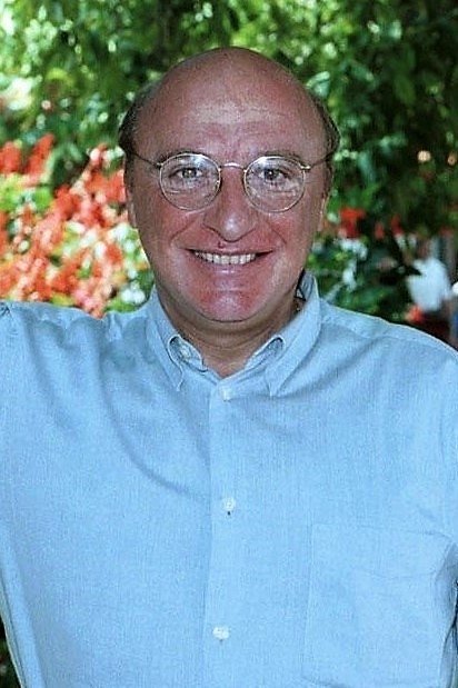 Raúl Sender backdrop