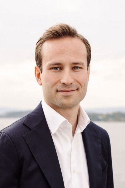 Isak Nikolai Iveland Solli backdrop