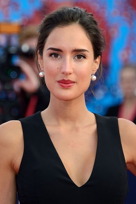 Sarah Kazemy backdrop