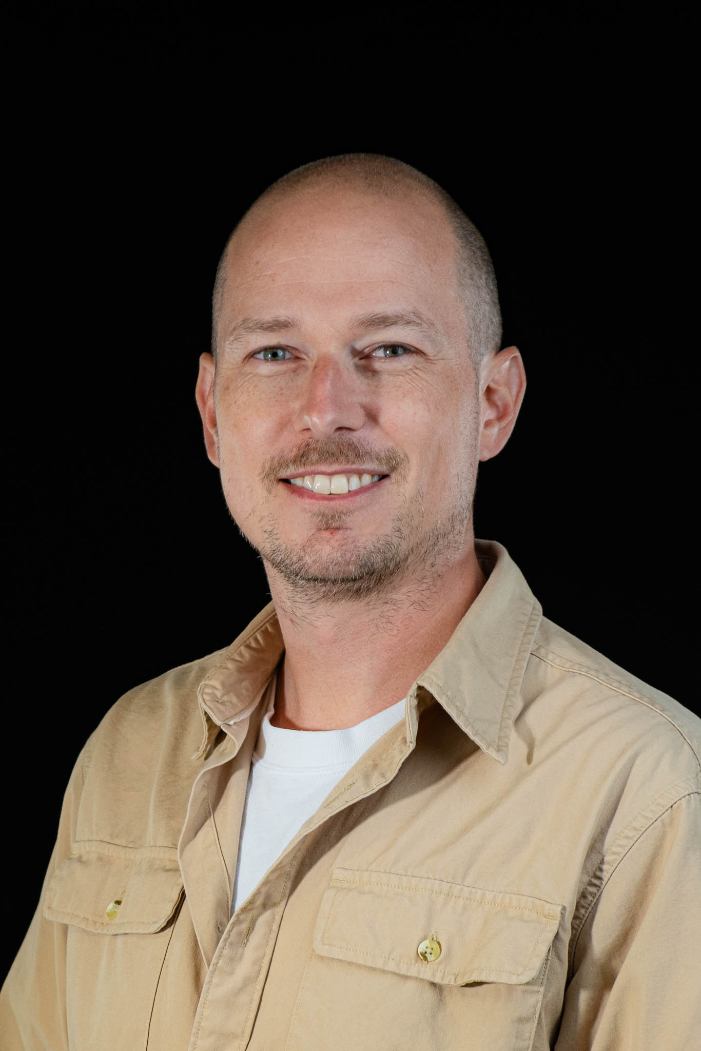 Xonatan Dik-Lions backdrop