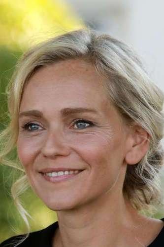 Claire Borotra backdrop