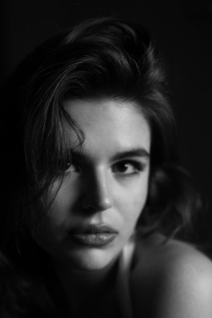 Aylin Akın backdrop