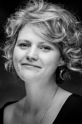 Džaklin Milz backdrop