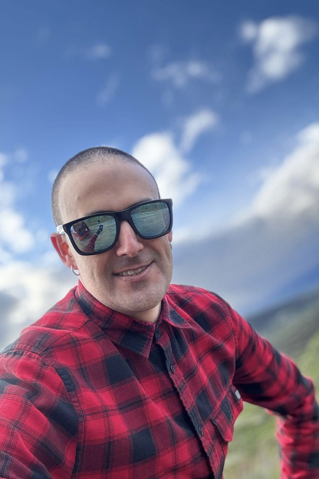 Javier Rodríguez backdrop