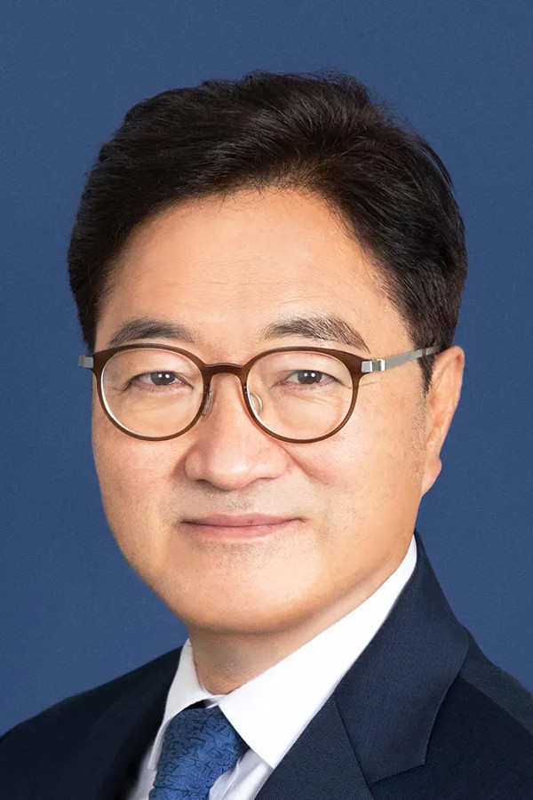 Woo Won-shik backdrop