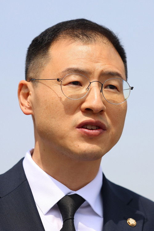 Kim Sang-wook backdrop