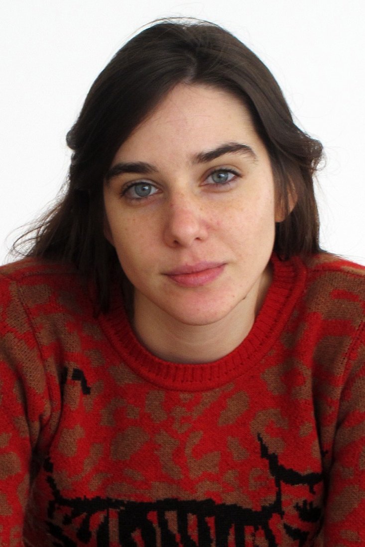 María Abadi backdrop