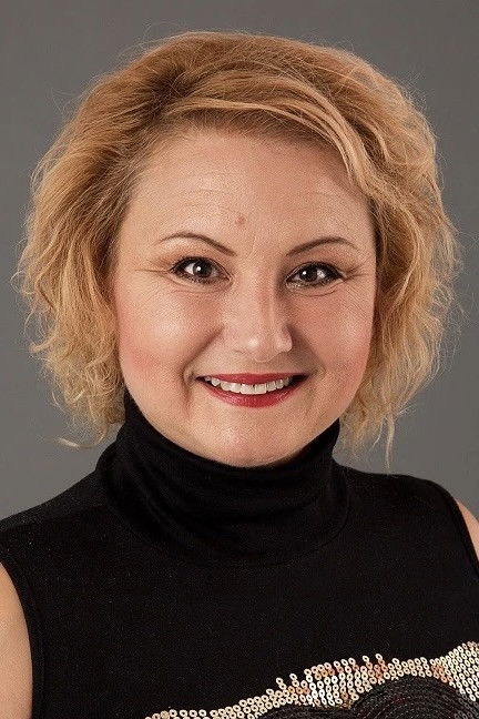 Elvira Rimbu backdrop