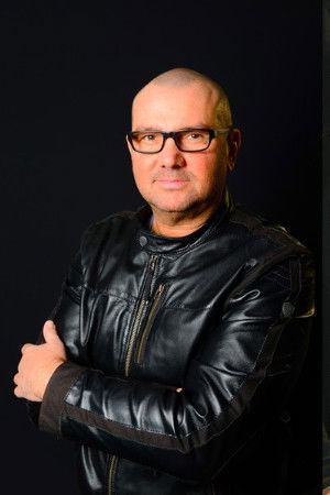 Yves de Ruyter backdrop