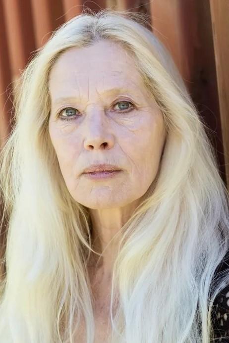 Dace Eversa backdrop