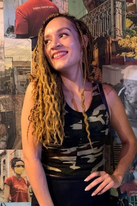 Larissa Santos backdrop