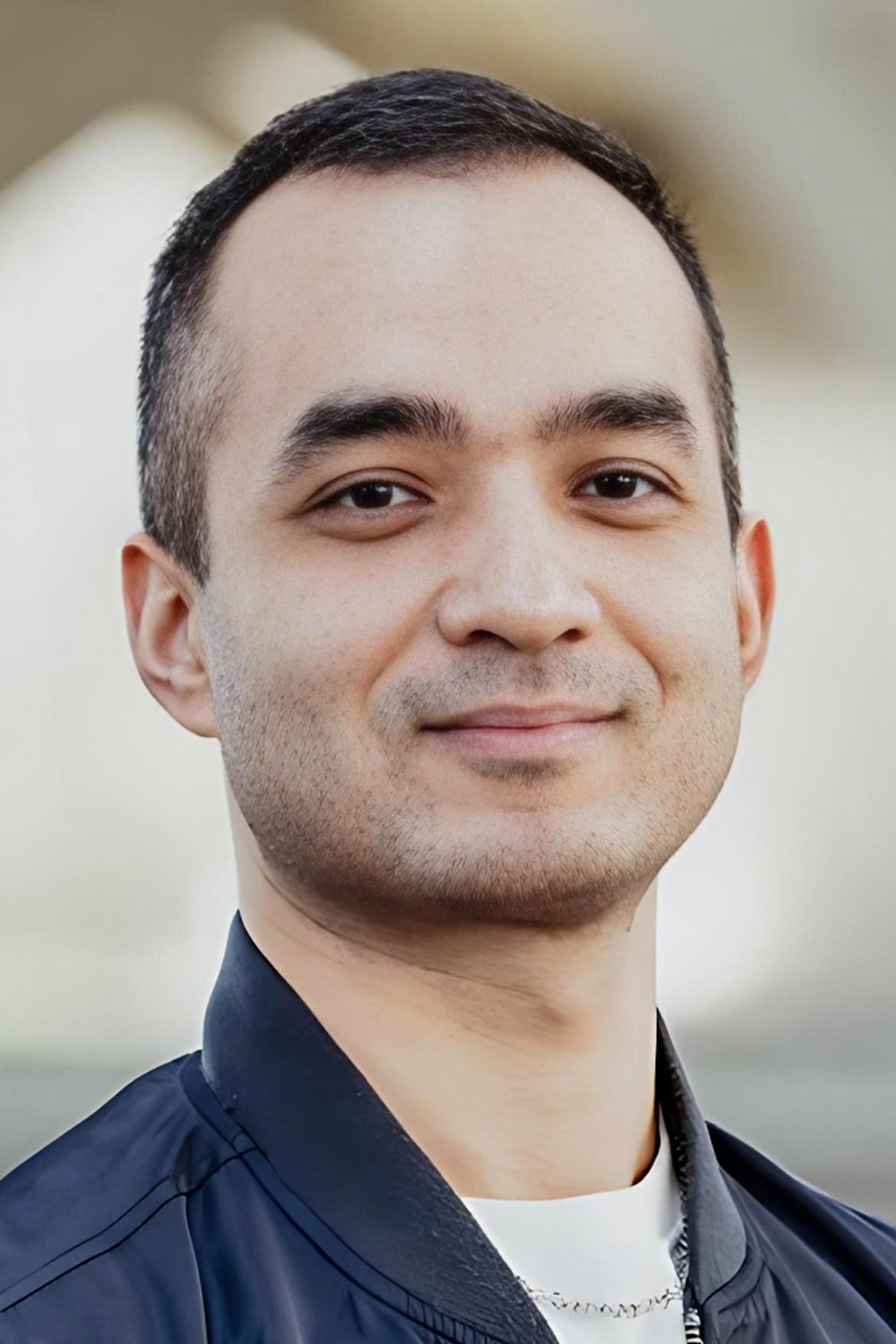 Alicher Adill backdrop