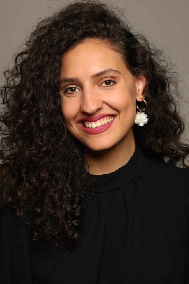 Mila D’Assumpção backdrop