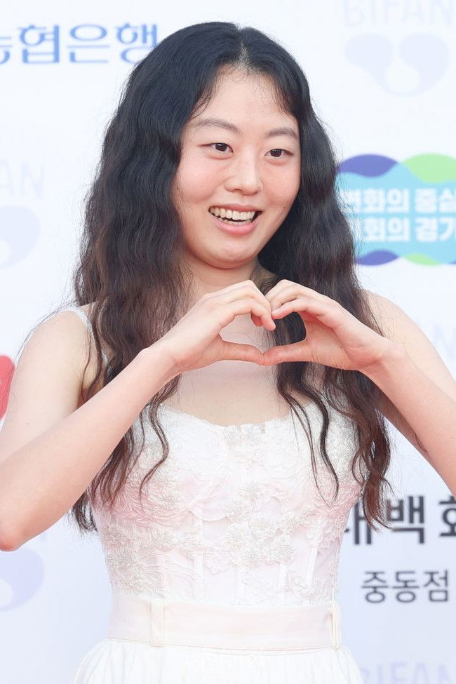 Lee Hwa-won backdrop