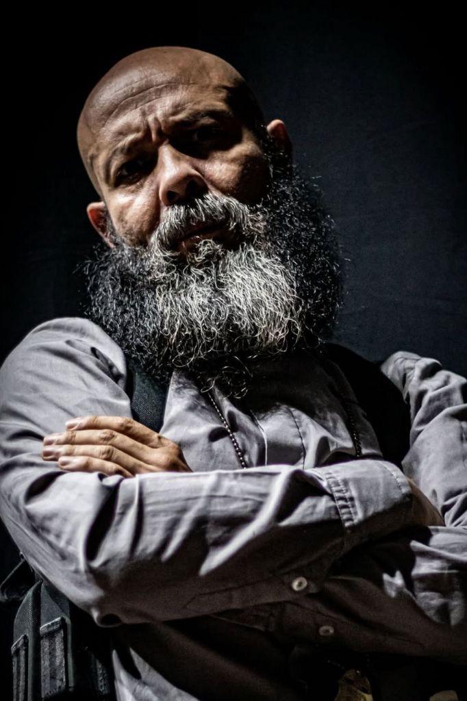 Alexander Sánchez backdrop