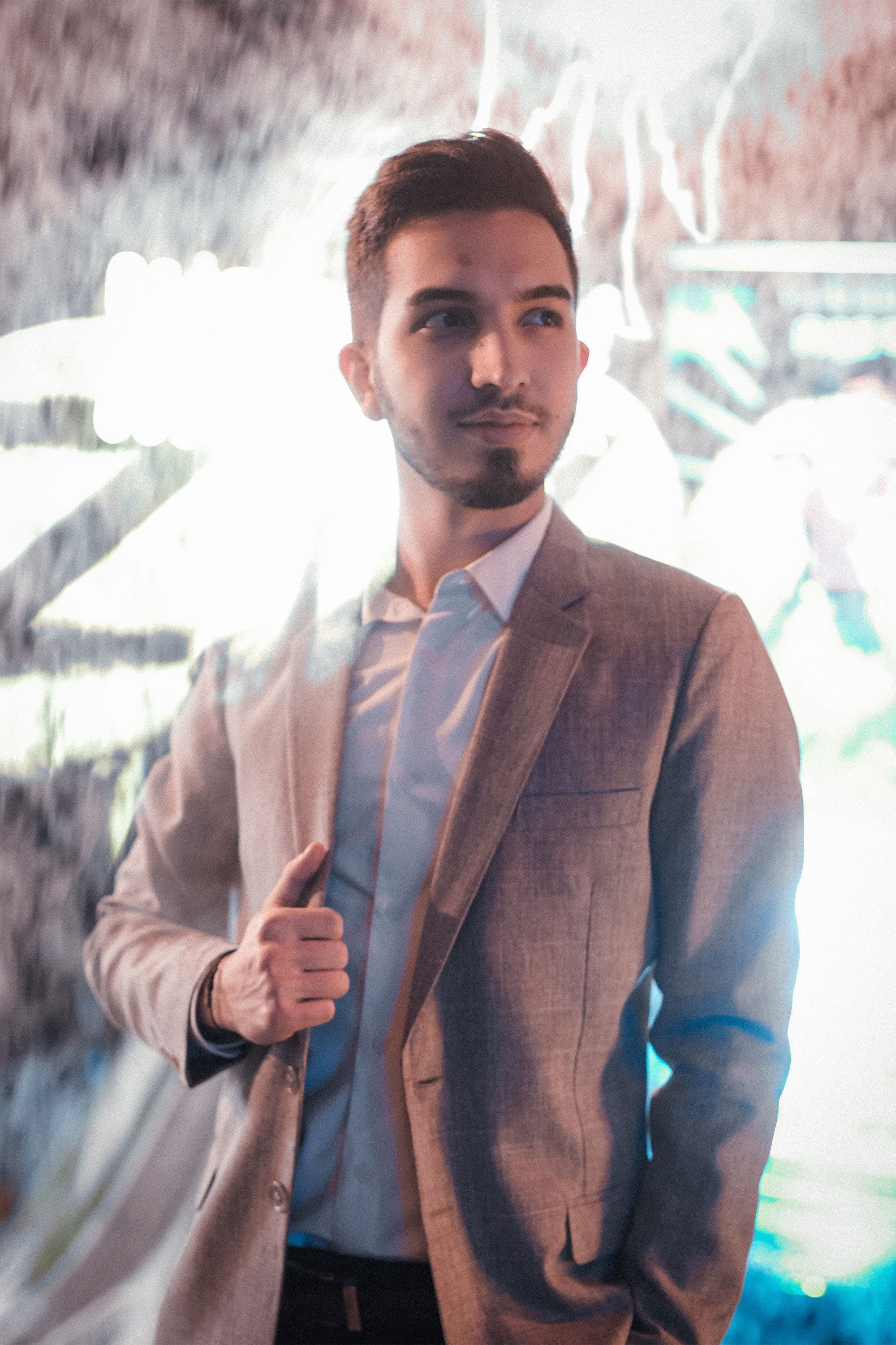 Fabrizio Gómez backdrop