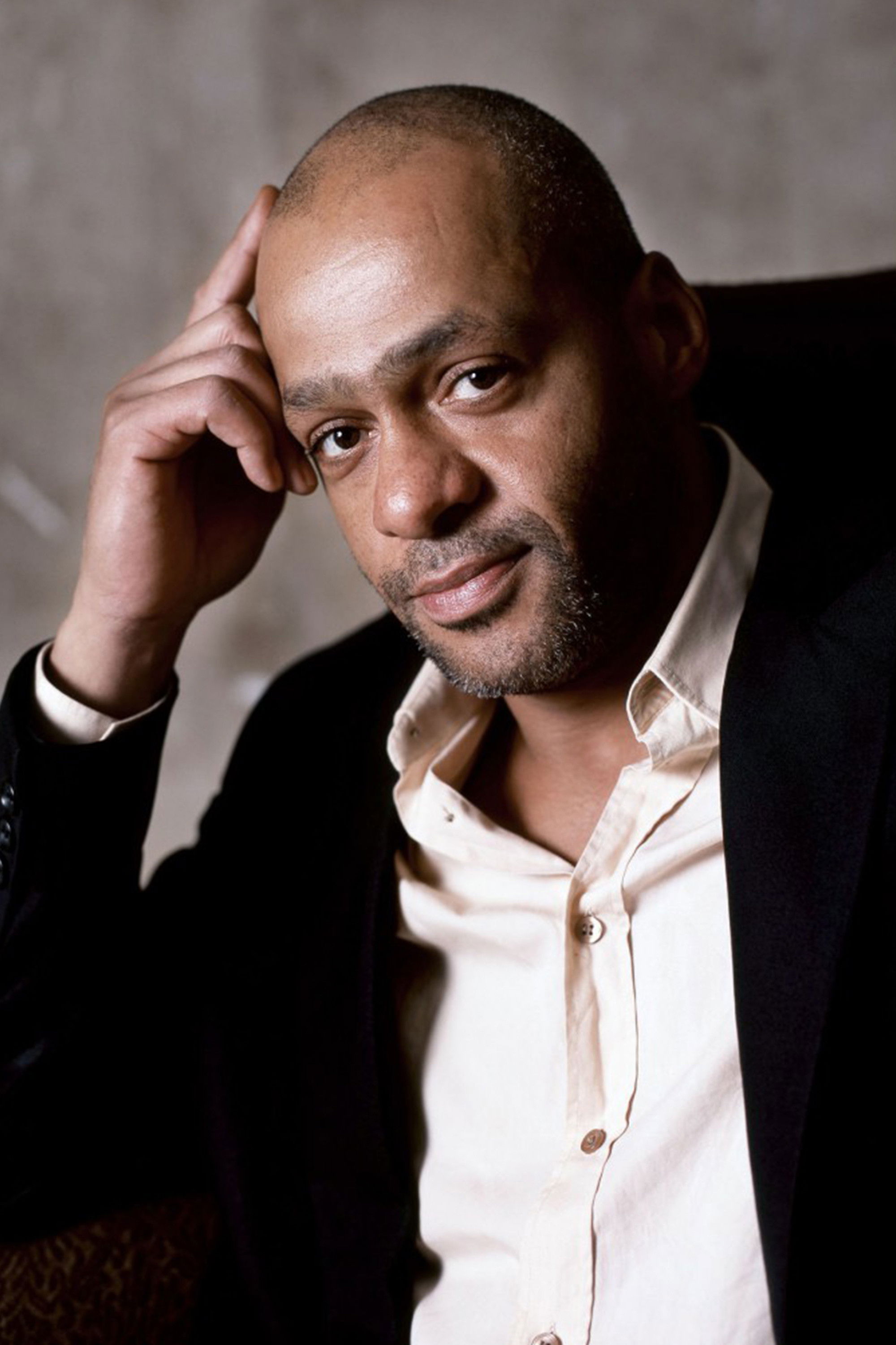 Nino Sandow backdrop